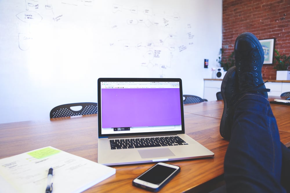 Schéma illustrant comment les avantages du marketing automation font gagner du temps aux équipes sales et marketing en automatisant les tâches.